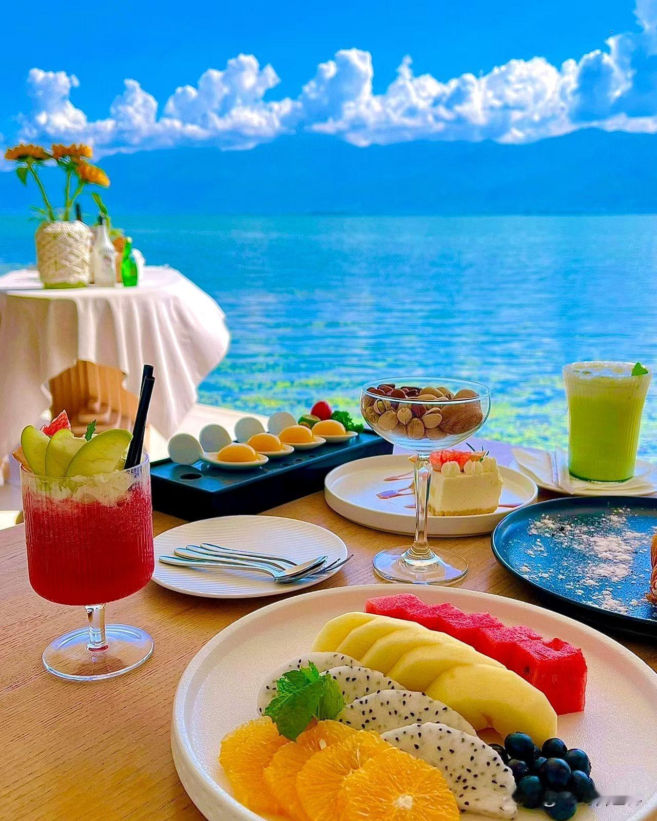 早安！大理~洱海不是海，却比海更温柔。看波光粼粼的湖面映着蓝天，仿佛整个世界都