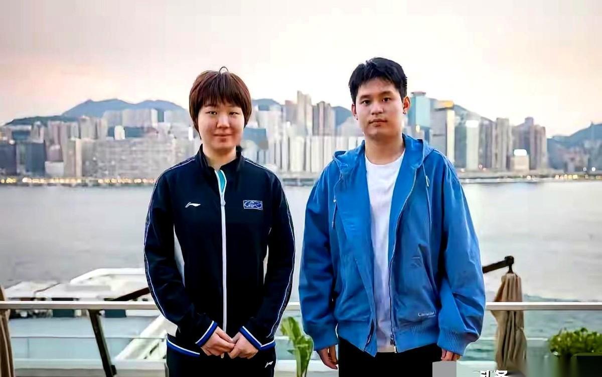 那张合照，俩人不知道的还以为要去入党宣誓。表情严肃，神情坚定，浑身写满了“为国