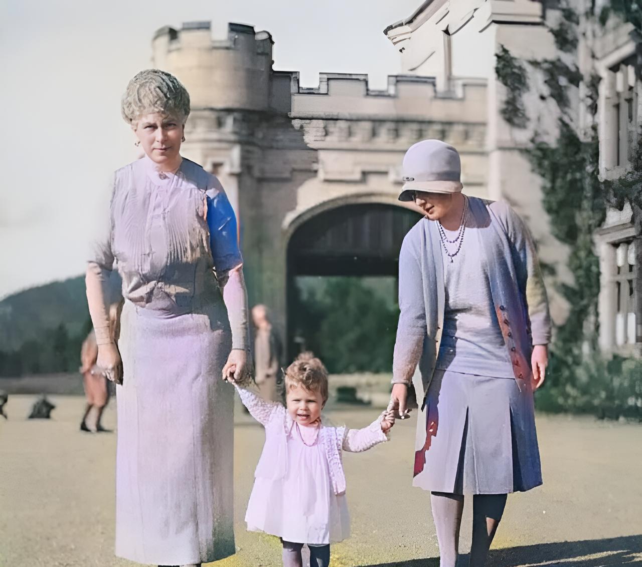 这祖孙三代的能力一代更比一代强。辈分最高的正是英国国王乔治五世的妻子玛丽王后。她