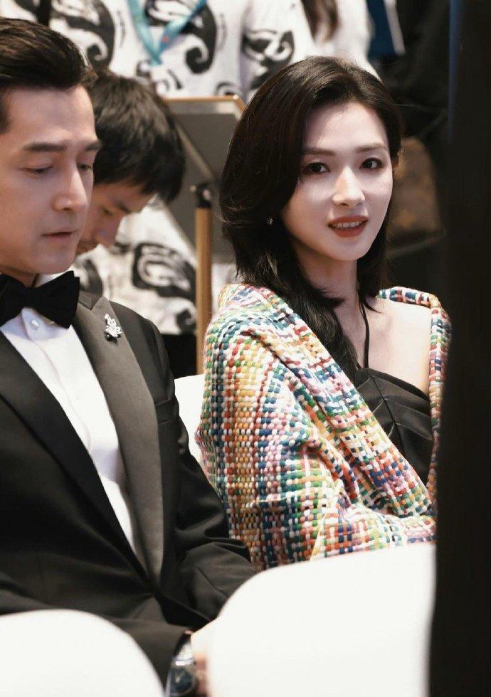 《当胡歌给万茜看女儿照片时》胡歌：我女儿百天照，你看看。万茜：（凑近看）