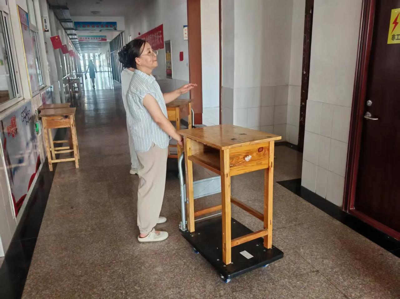 老师把我拍得美美的，真好。老师在班级群里表扬我了，真好。我还赚了老师一瓶饮料