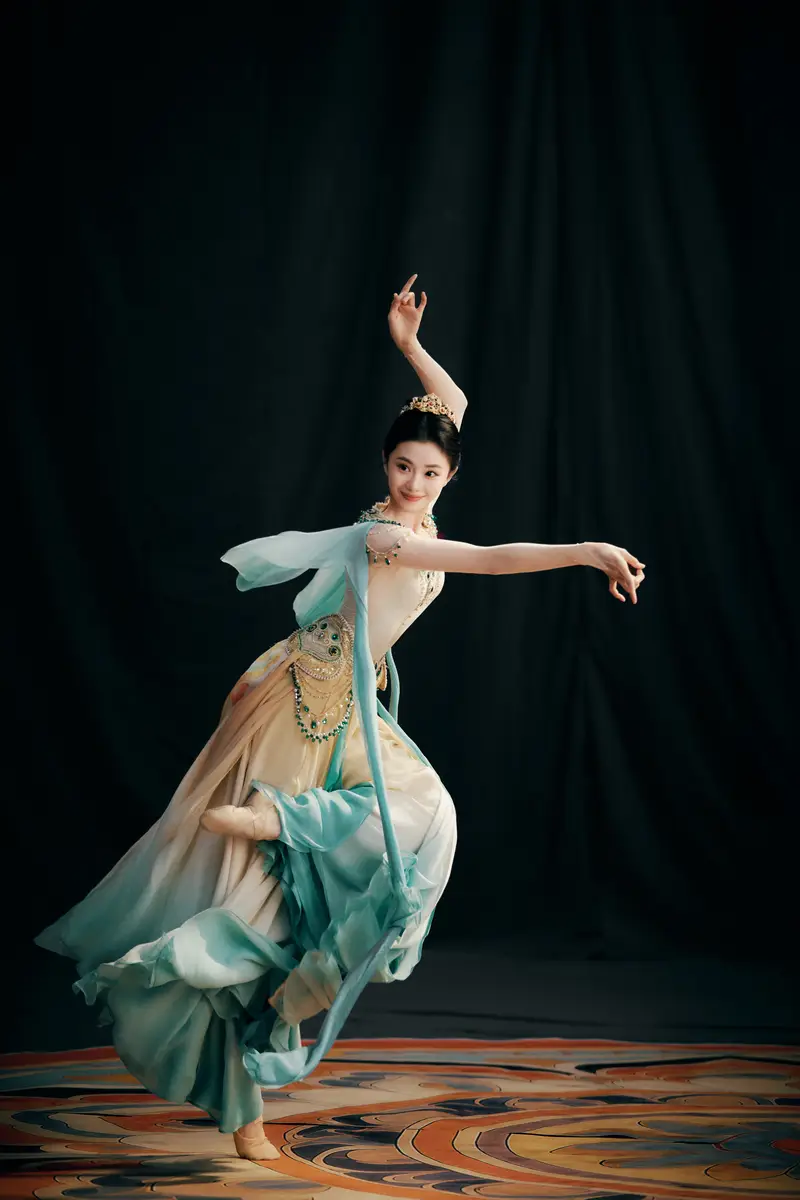 刘浩存翩翩起舞表情专注认真化身飞天尽显撩人魅力