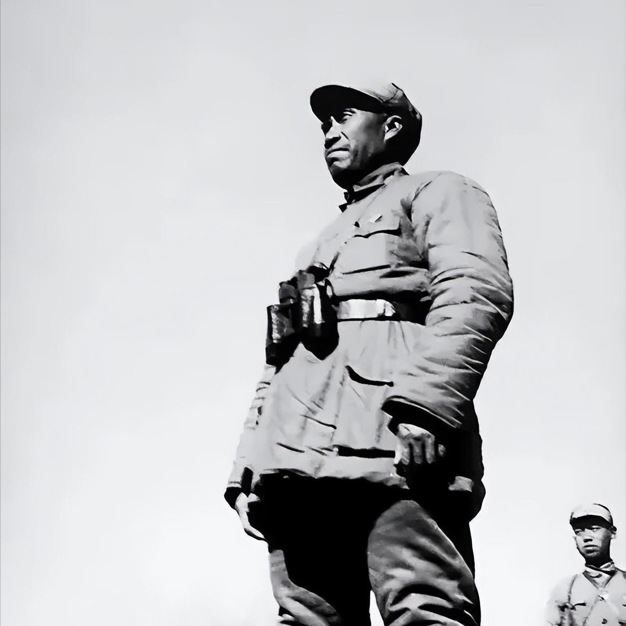 1927年秋，朱德带着南昌起义剩下的800人走到江西安远天心圩，没吃没穿缺