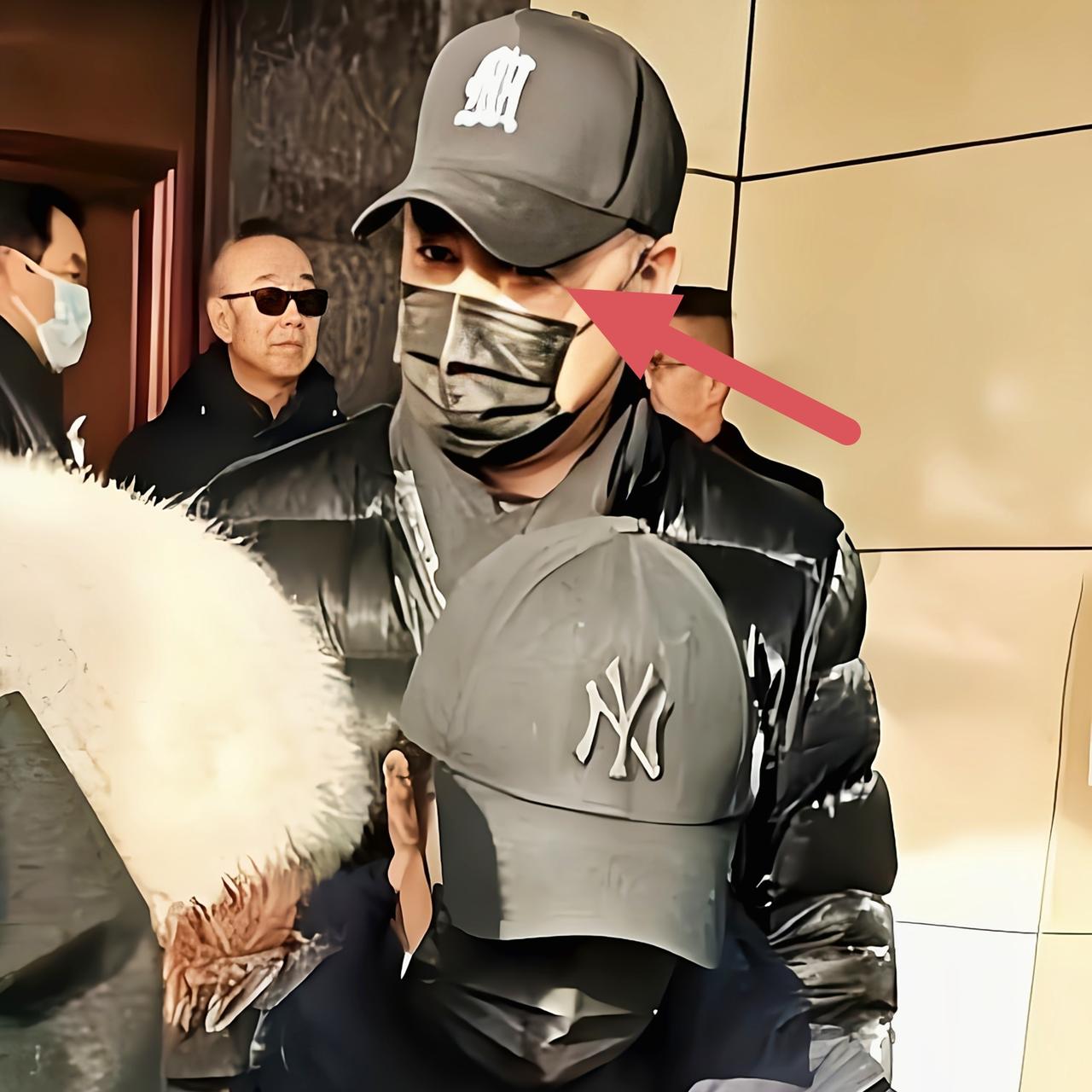 终于弄明白，为什么许亚军没有发微博悼念何晴了，不是不伤心，也不是没时间，而是