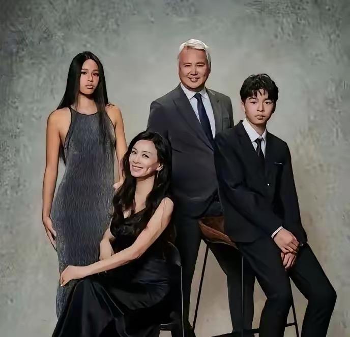 张庭发了全家福，一儿一女已长大成人，好奇的是她的女儿皮肤为何黝黑？遗传基因也会开了小差，没有遗传两人