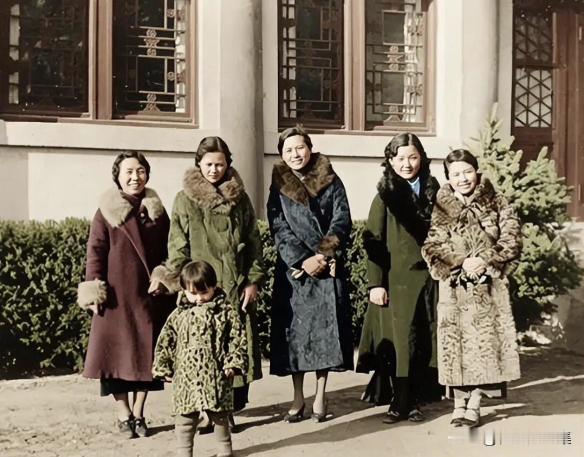 1932年，燕京大学南阁，左起陈意、林徽因、雷洁琼、一位不知名女士、梁思庄，前排