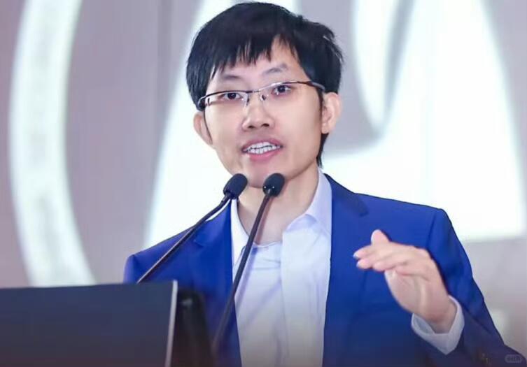 第一，独有的资金模式，不靠风投输血。绝大多数大模型创业公司，从第一天就要不断融
