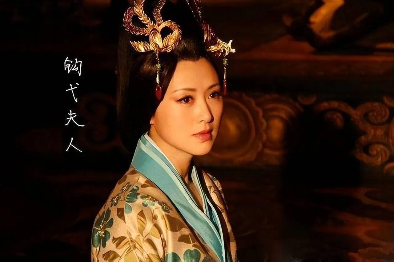 公元前88年，甘泉宫。一个二十出头的年轻女子被卫士架着往外拖，她回头去看坐在上首