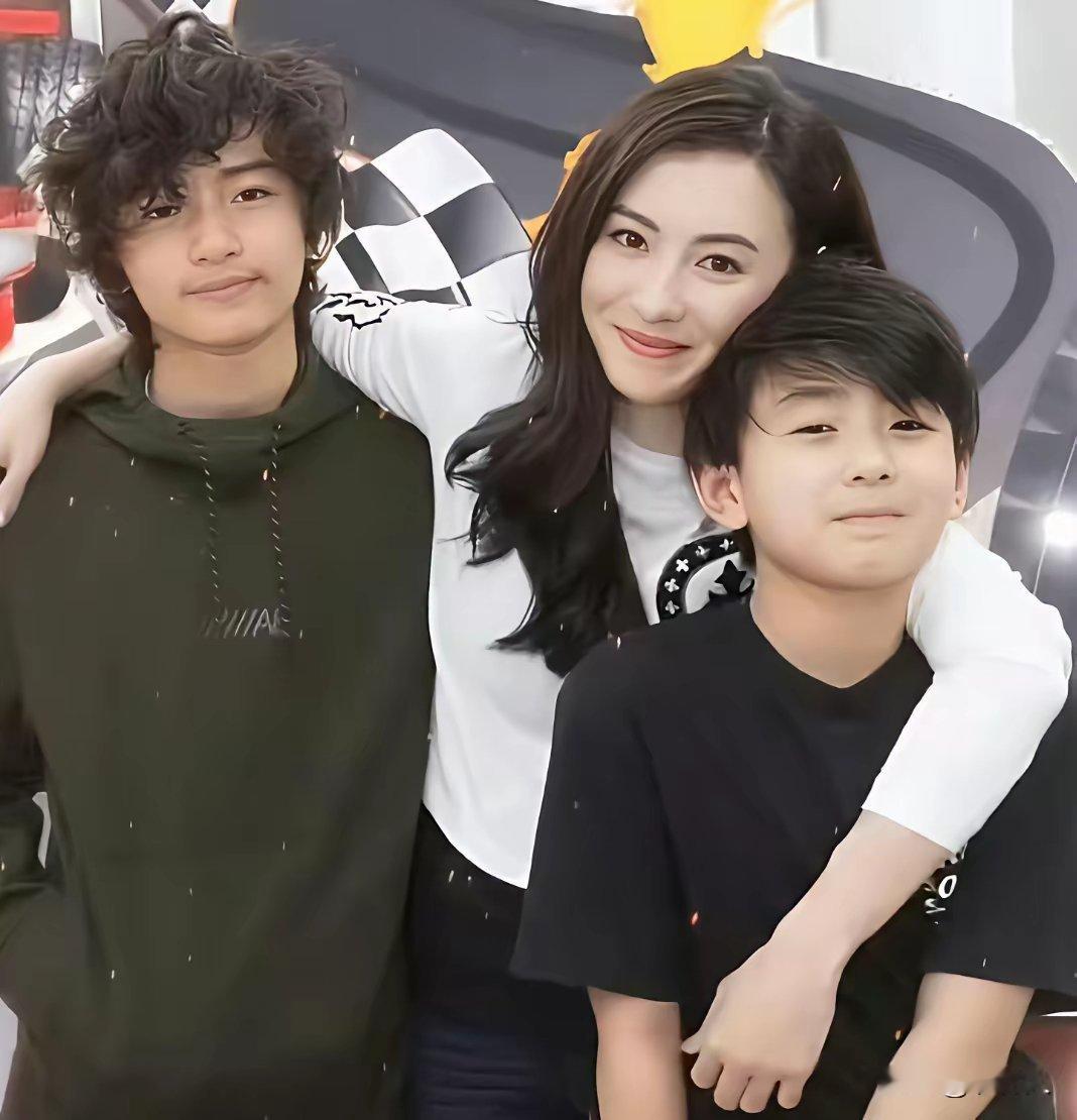 谢霆锋为啥不要给他生两个孩子的张柏芝？反而要回头找王菲