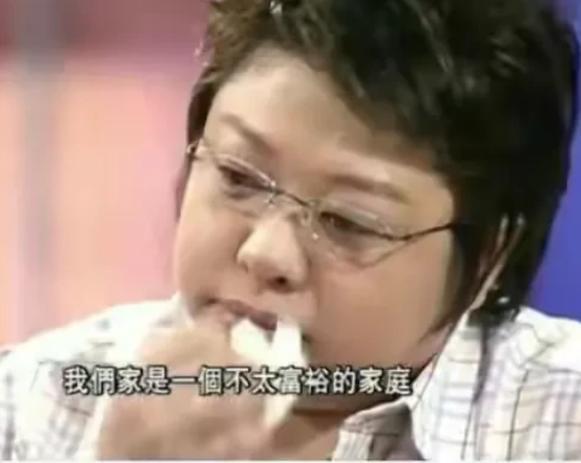 1980年，韩红被继父虐待，还被扫地出门，说：“要不是我养的你，你早就饿死了，可