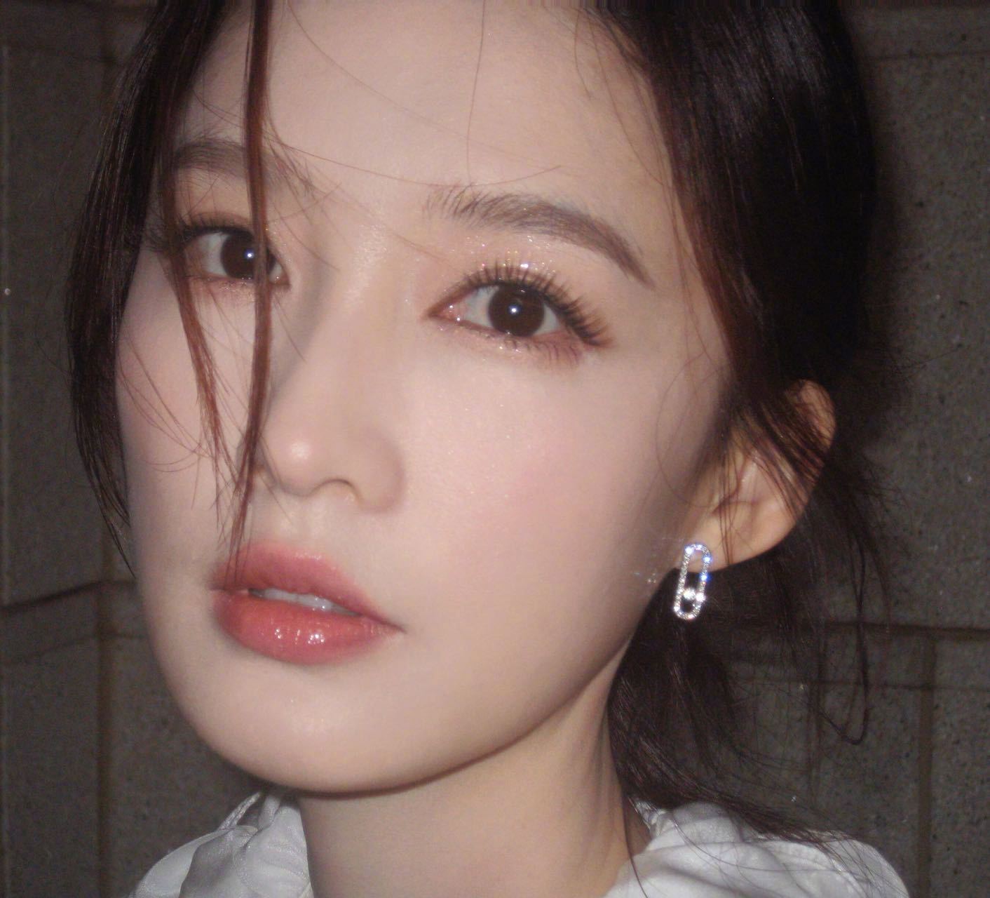 李沁李沁身上有一种让人无法拒绝的清冷温柔感​​​