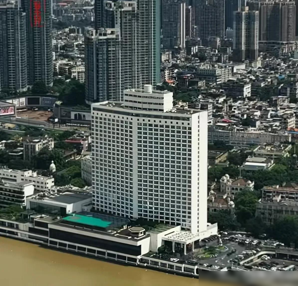 中国第一家五星级酒店，广州沙面白天鹅宾馆。投资额是5000万美元，出款人是霍英东。说实话我第一次听这