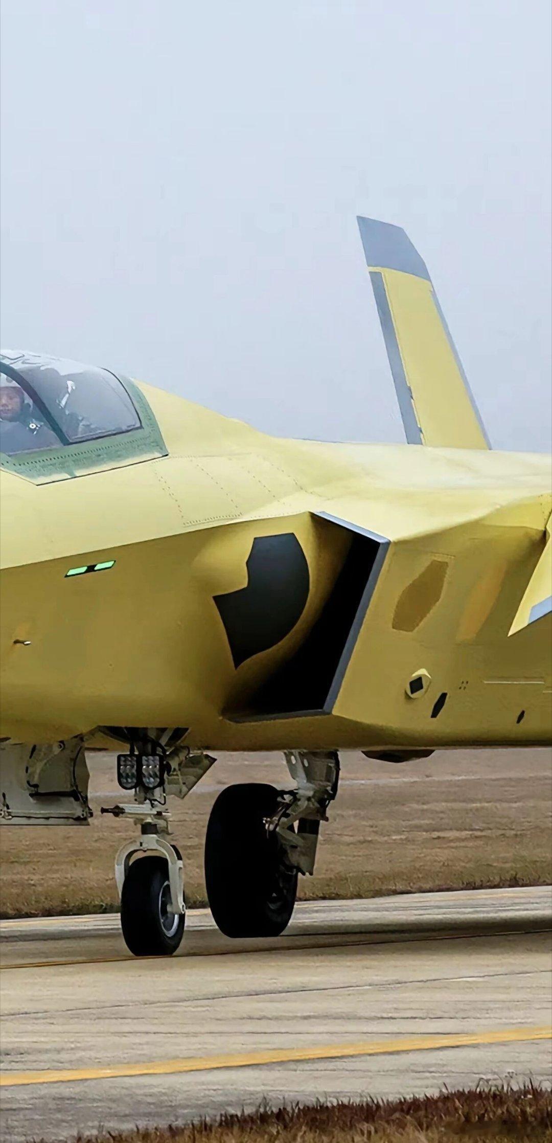 成飞首次公开黄皮粗脖子歼20A画面美军还有什么拿得出手？J20A已经能够对美军F