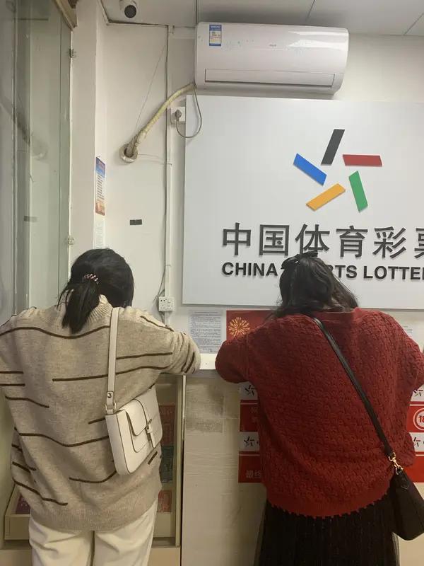 该不该坚持买彩票，这事儿得因人而异。在彩票店，常能看到60岁以上的大爷买数字彩票