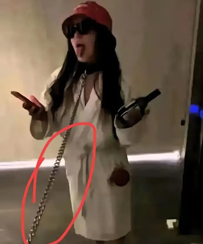 三年多的俄乌冲突下的东大优越感，被乌电竞选手一夜赢回来了！美女大学生深夜自愿戴上