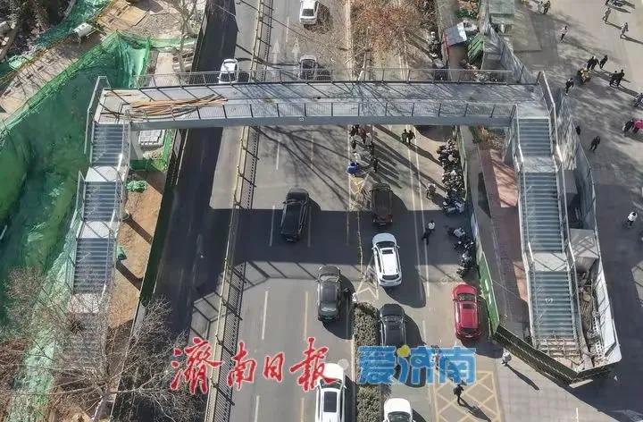 济南齐鲁医院门口的过街天桥主体完工了，直梯正在施工当中。选择直梯确实比选择