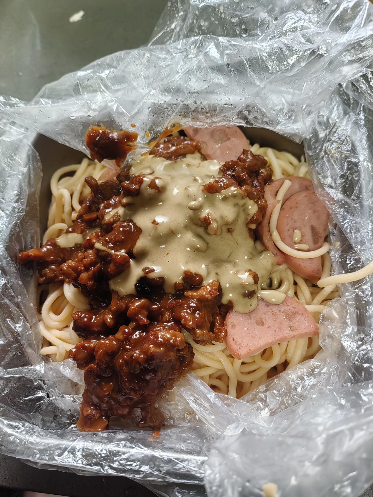 晚饭，二宝成主力了。打西红柿汁，挤汁液，压面条，调麻酱，都是二宝做的。