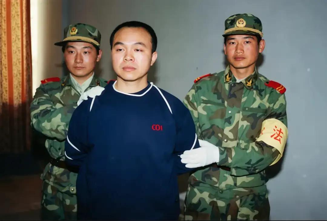 1999年，浙江最大黑帮头目张畏被捕，执行死刑前，他说了这样一句话：“我心里万分想家，放心不下年幼的