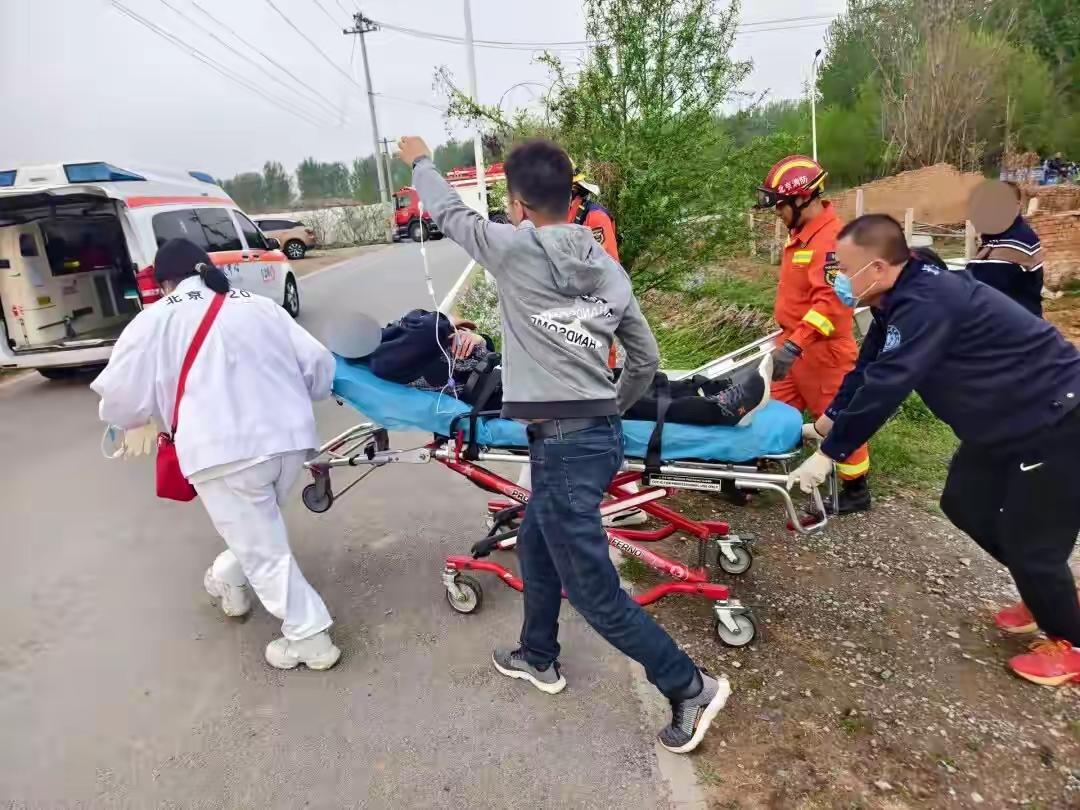 真是香椿好吃树难下啊！上山容易下山难，爬树和爬山差不多吧，下树也不容易！