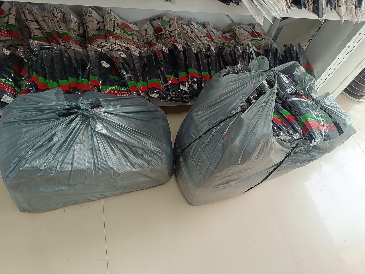 南宁校服没法卖了，以前只有新希望的时候，开个破烂小店天天排着队买，一分钱不讲价，