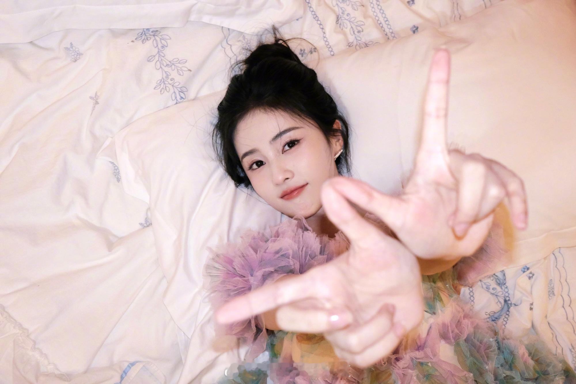 白鹿仙花蕾丝裙​​​