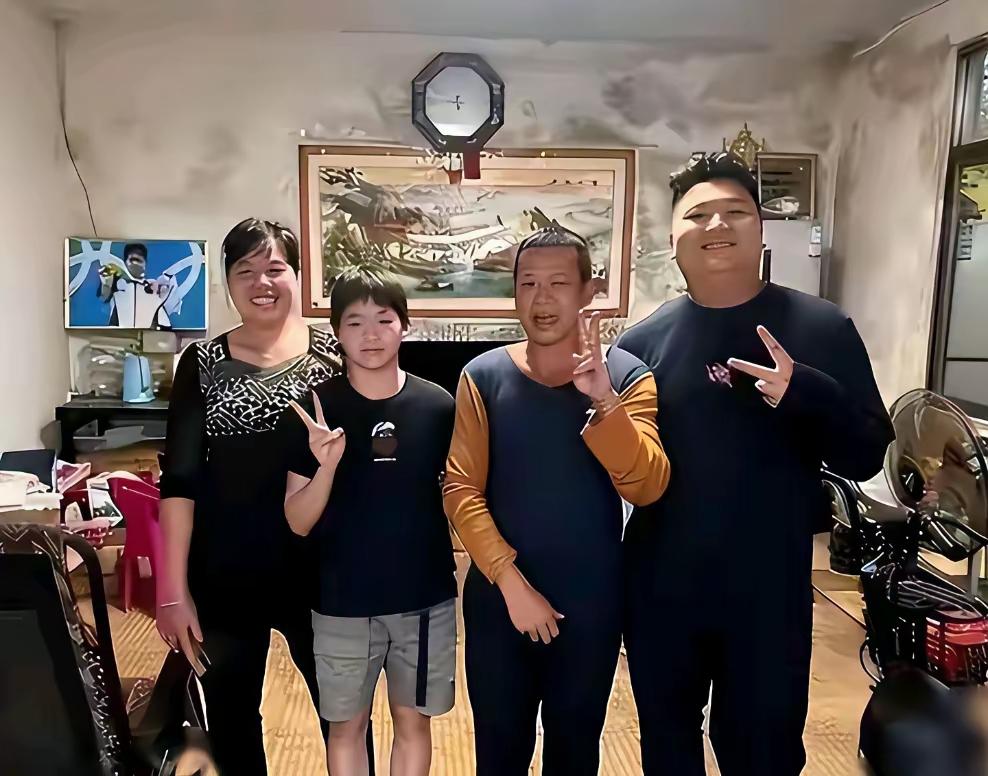 全红婵爸爸那句话，现在想起来直戳心窝子。25年5月采访里，他说“要是有一天