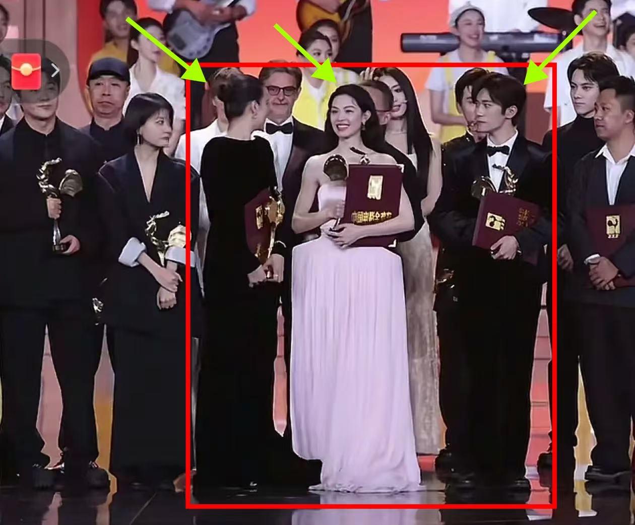 大家有没有发现这张合影越看越有意思了明明不是钟楚曦得最佳女主角，却发现她站位