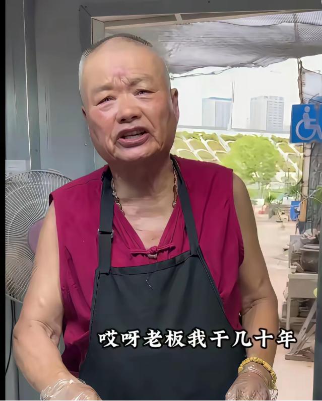 合肥那个卖卤菜的怪老头，最近算是彻底翻车了。他那家在铁道边巷子里的“七万卤菜”，