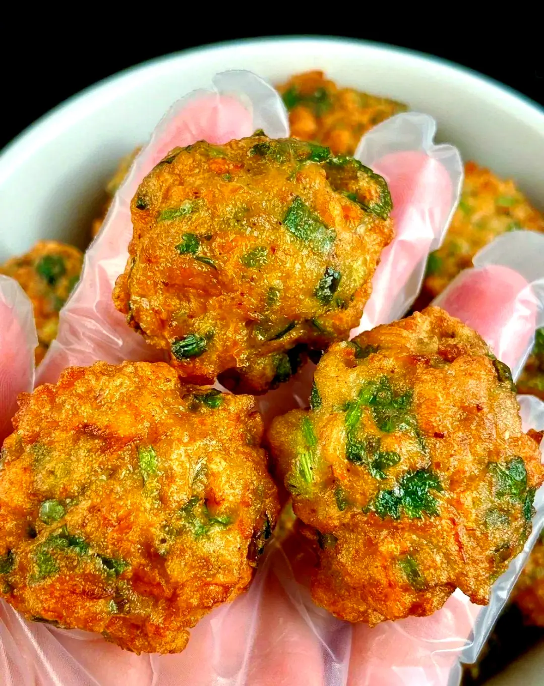 香菜和猪肉做的肉丸子，炸熟后金黄酥脆，超级香