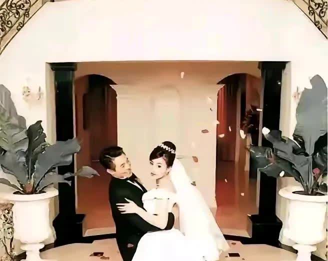 事实证明，你越不爱他，他就越爱你，不信你看李连杰，他对利智的爱都要溢出屏幕来了，