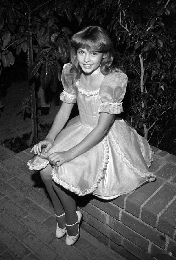 莎兰妮·麦科尔1972年9月16日出生，年少时是美国知名童星、选美模特，8岁就开
