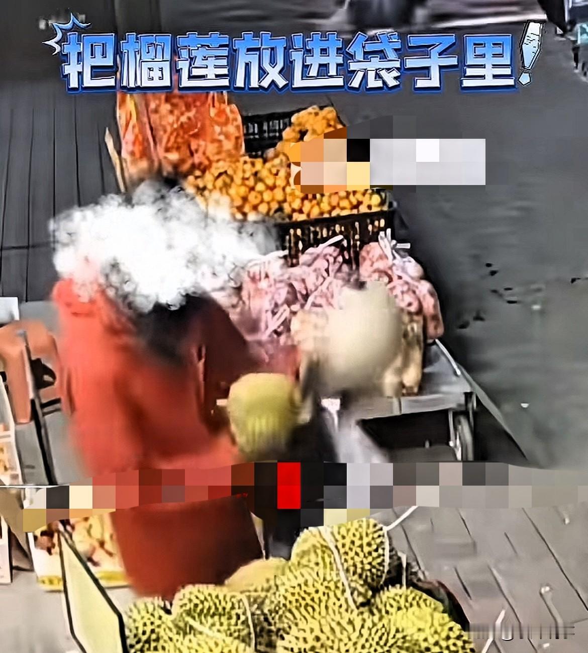 太丢人了！河北石家庄，女子来到水果摊前，趁老板没注意，将2个榴莲偷偷装进袋子，老