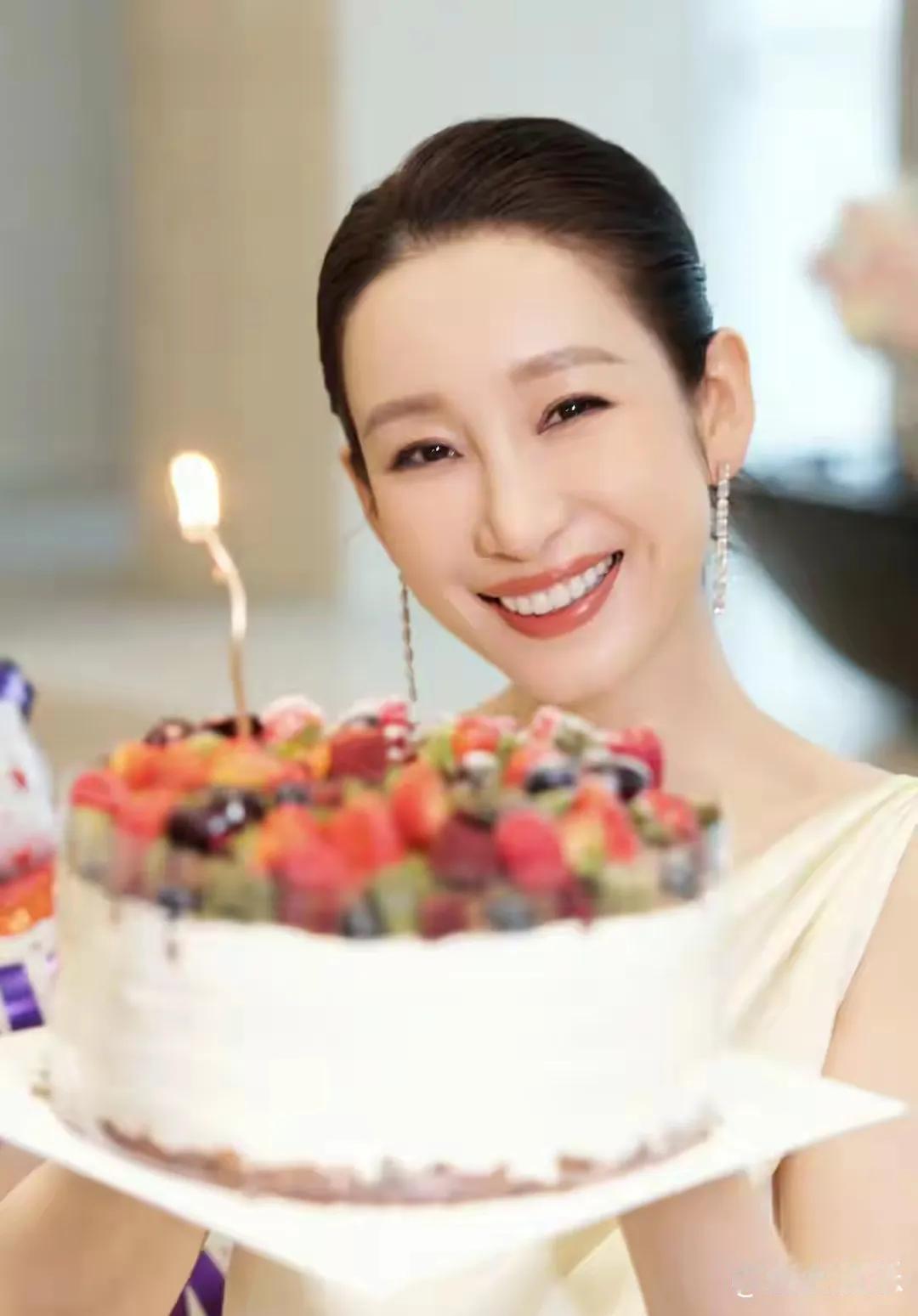 46岁生日这天，秦海璐手捧面包代替传统蛋糕，这一别出心裁的举动格外吸睛。她身着简