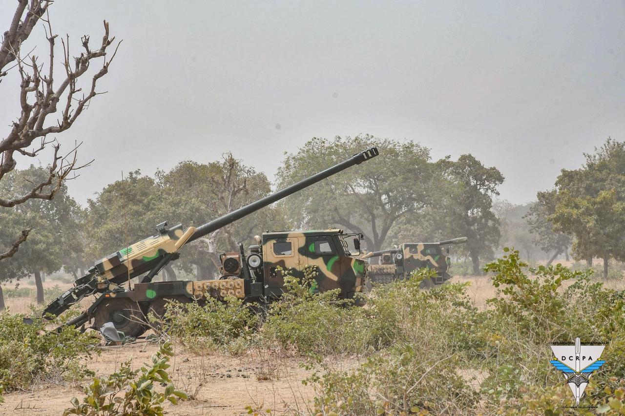 来自布基纳法索野战炮兵和快速干预营(BACIR)的炮兵正在SH-1515