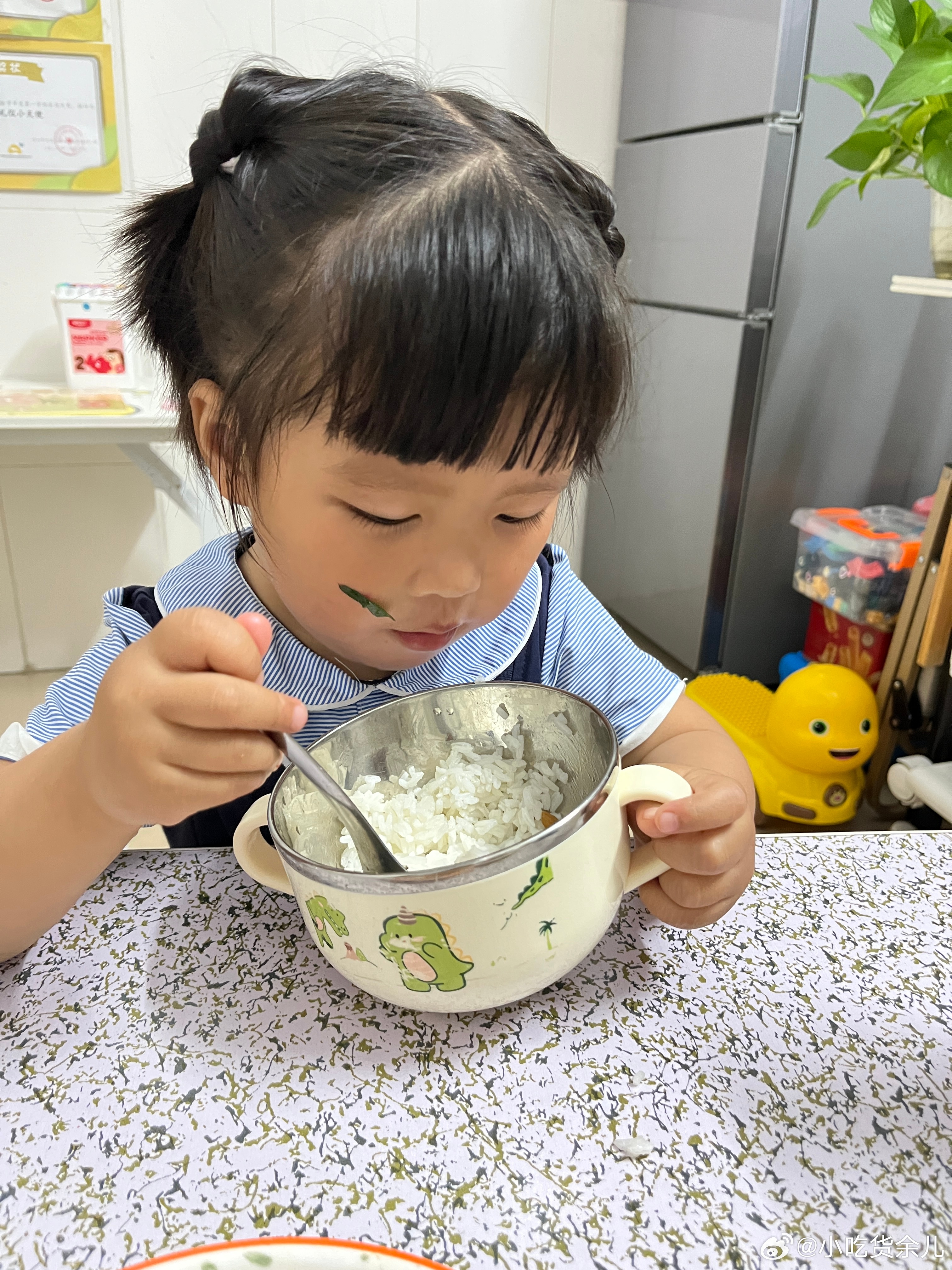 吃饭了，晚餐肉卷炒辣椒，空心菜。肉卷是妯娌做的，太咸了，我还放了酱油，咸得不行，
