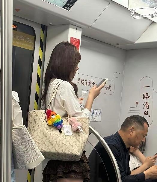 “没有月薪过万，估计都养不起她”