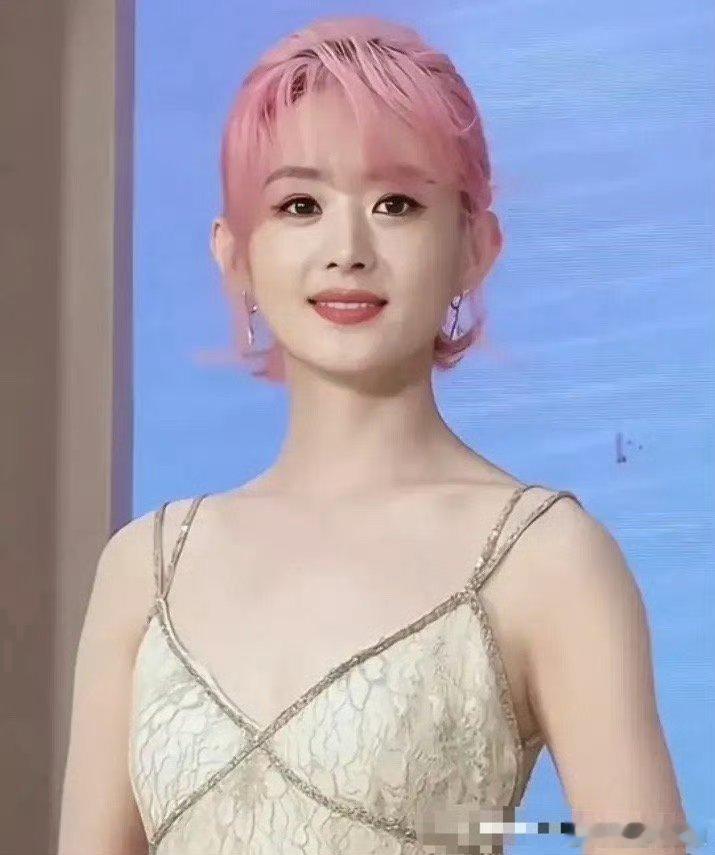 一觉醒来，赵丽颖给所有的女明星都上了一课：第一，饭可以乱吃，话不能乱说，即便是像