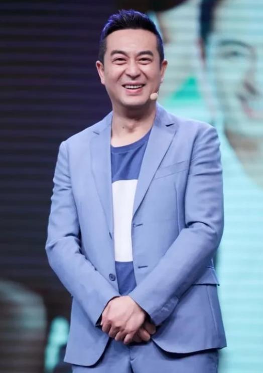 张嘉译在家什么家务活都不干，王海燕生气地问他:“你为什么不干家务活？”然而张嘉译