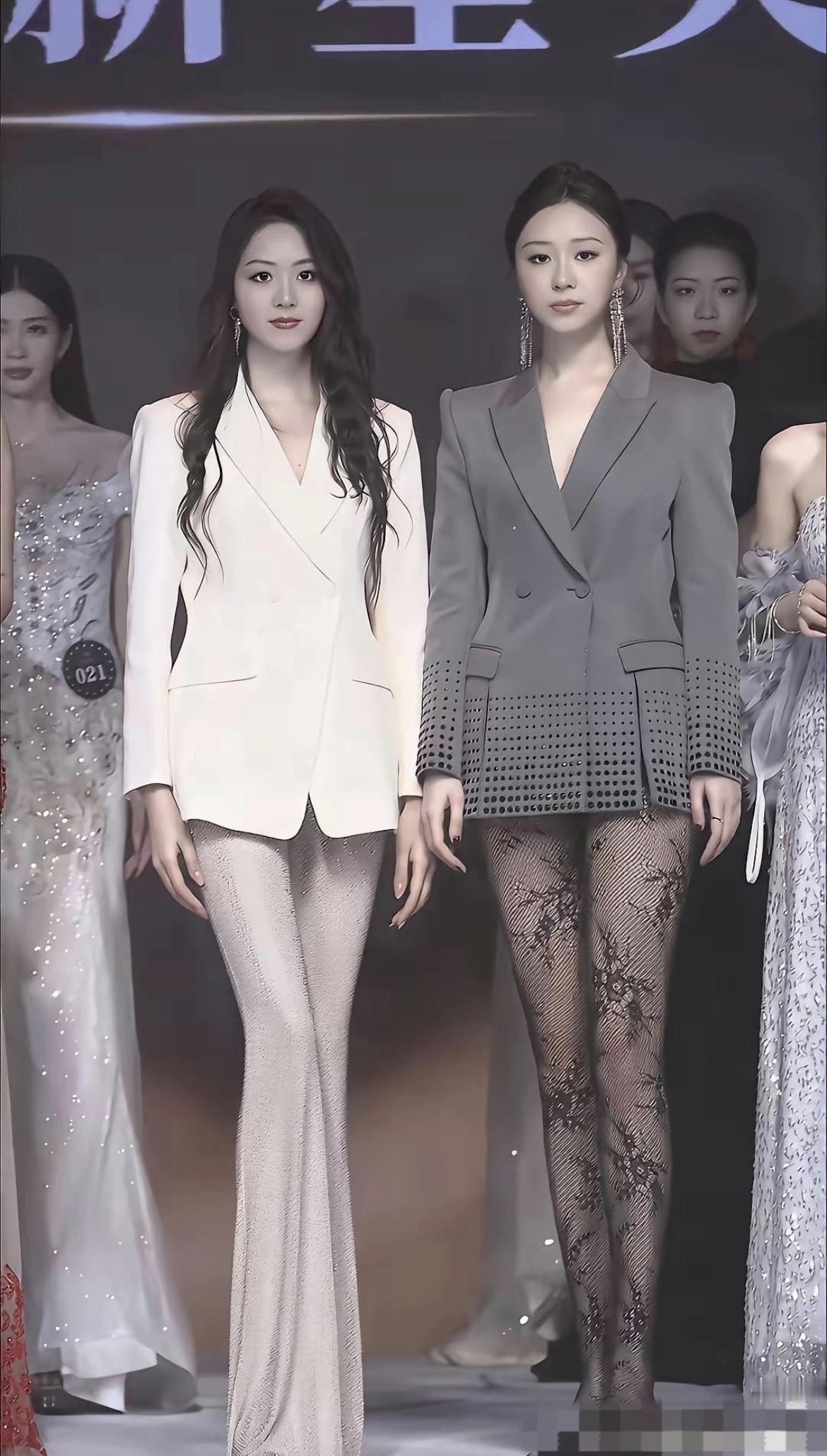 我敢打赌，男人都喜欢右边这种的[哭哭]