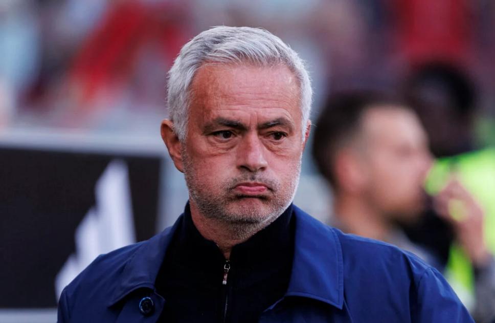 切尔西惨败，球迷呼吁穆帅第3次执教蓝军，切尔西管理层无动于衷。英超第34轮比赛