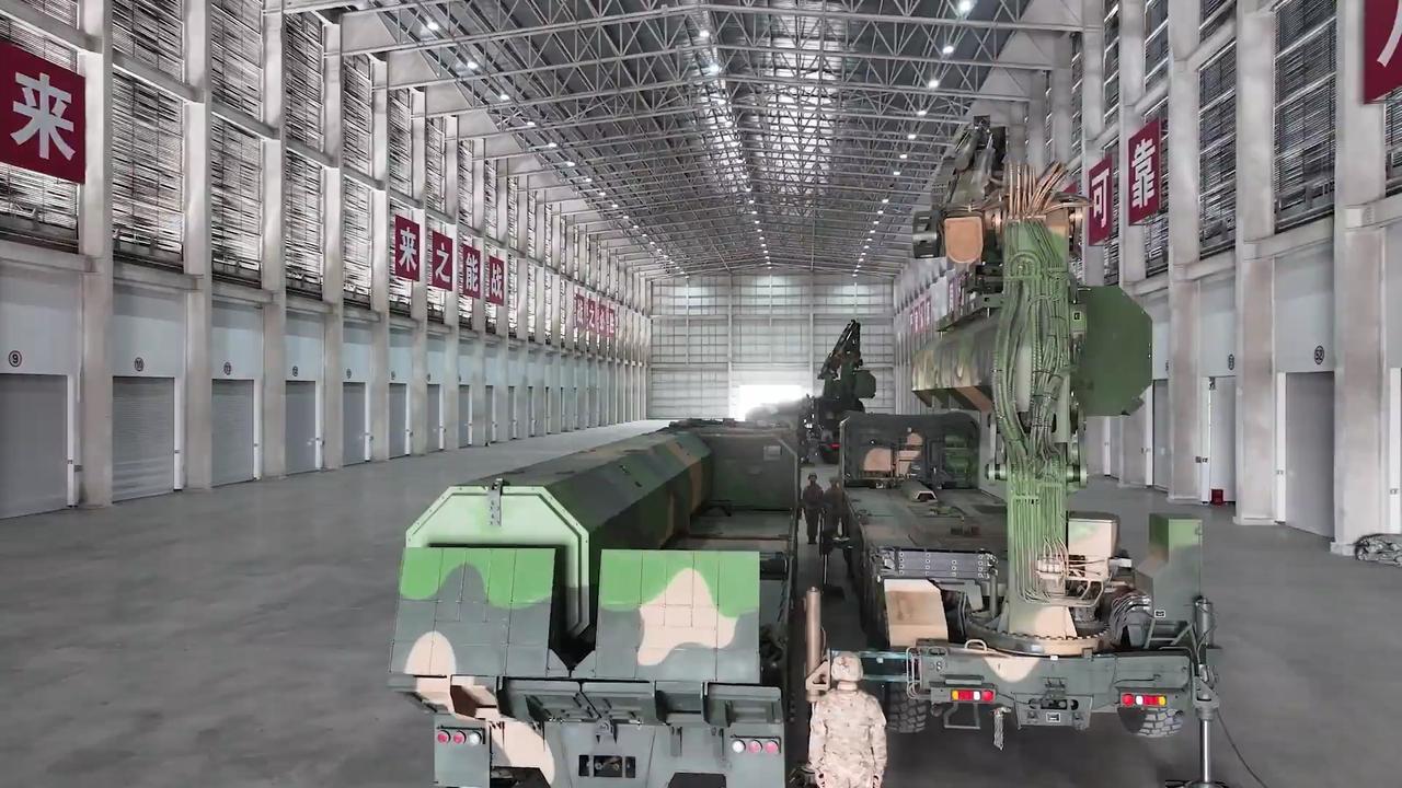 这是长剑-100的运输装填车，和发射车采用相同的底盘，外观造型也非常类似，估计有