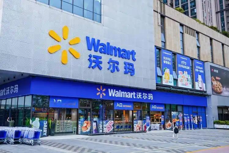 沃尔玛近期呈现复苏迹象，从曾经的关店潮中走出，通过转型“沃吉鲜”模式重获市场认可