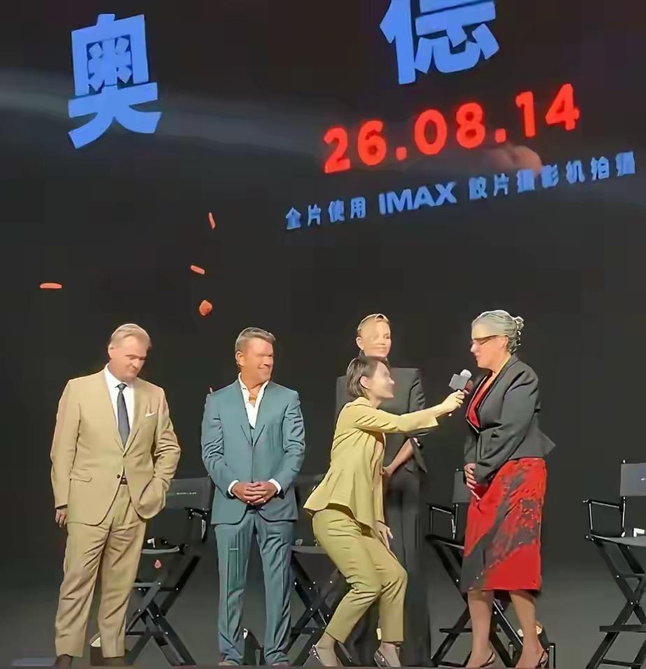 陈真踢碎的牌子，陈璇扛回来了上海电视台主持人陈璇近期在一则外国人电影宣传的
