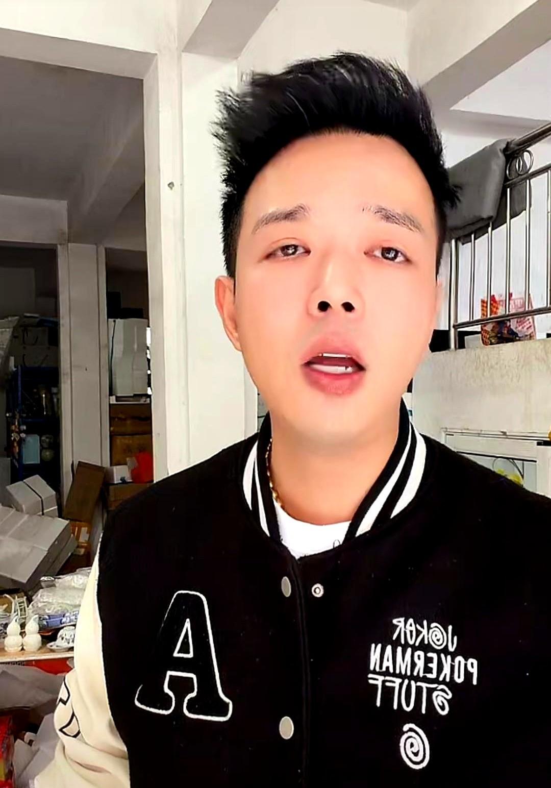 中午刷到熊磊陶瓷店直播,熟悉的面孔没出现,站在镜头前的是搭档一木,他先来一句“熊