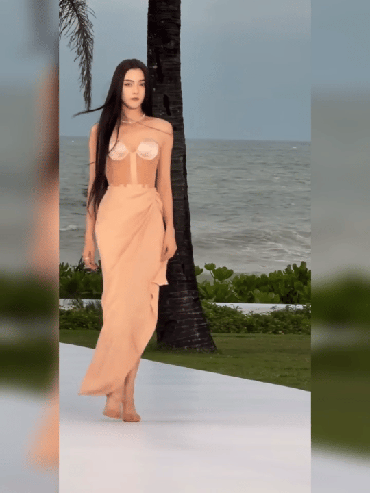 鲨疯了！28岁娜然三亚风尚80周年盛典美到像Ai，直接让人梦回热巴5年前了，“海