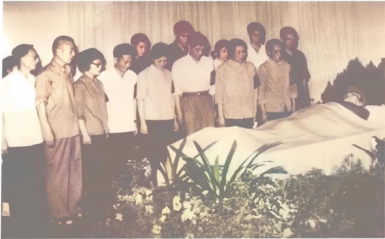 1976年，刘文辉的追悼会上，一张罕见的留影，地点在北京八宝山革命公墓，灵床安放