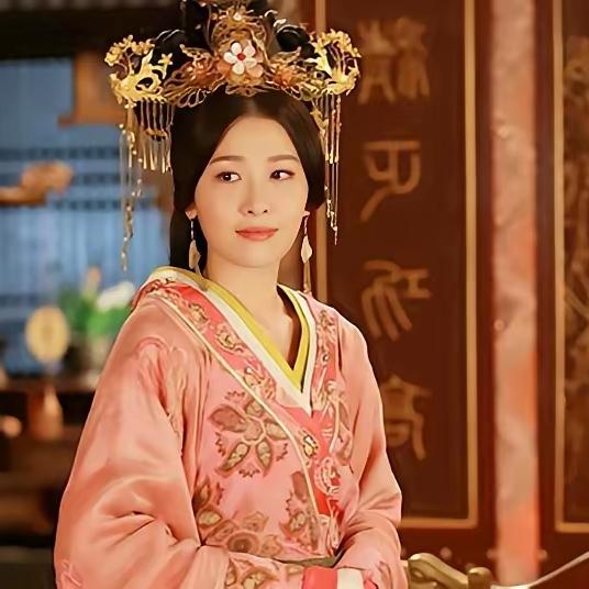 平阳公主守寡多年，汉武帝将32岁的卫青许配给姐姐，平阳公主羞涩地说：“他曾是我的