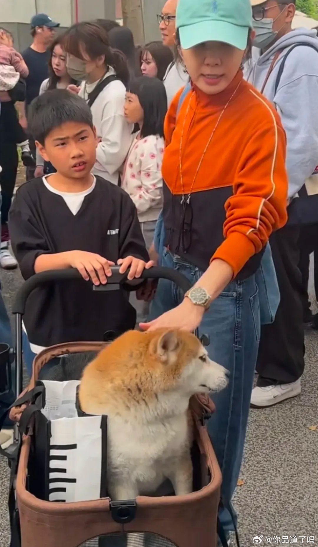 SHE组合的陈嘉桦和老公、儿子一起现身街头逛街，儿子劲宝慢慢长开了，眉眼好像