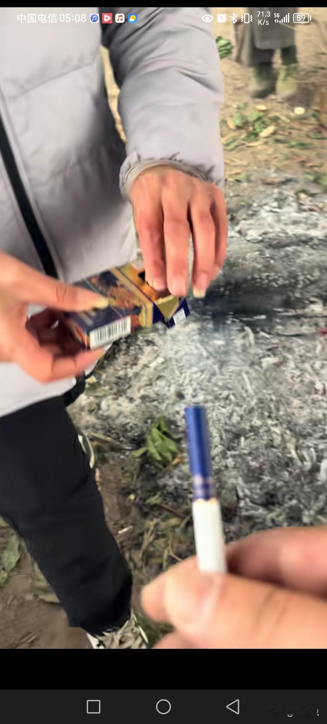 第一批打工回家的人，已经在村里给老人发烟了。这批人，最舍得发烟，没什么心思。