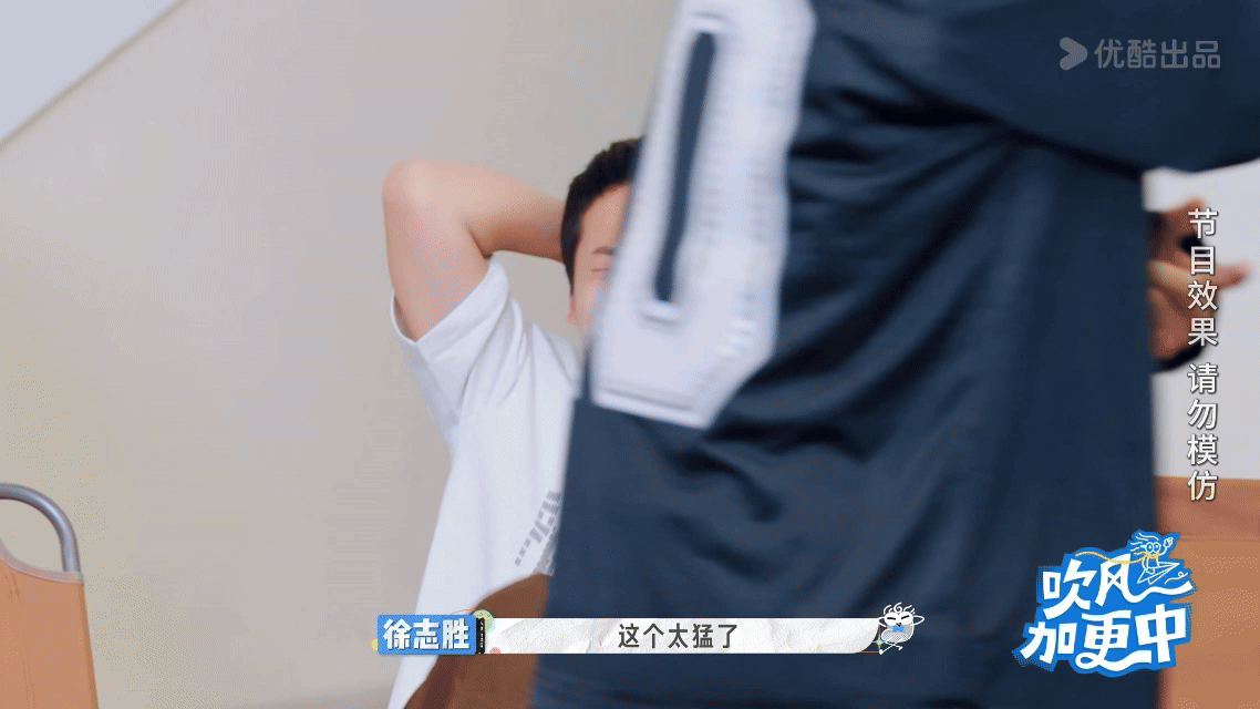 一屋子人凑不齐恩利一个胆子牛蛙和辣椒的组合已经够离谱了，还要用脚去夹，这简直是